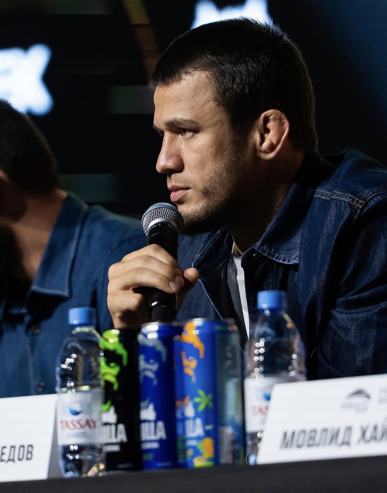 Usman Nurmagomedov com um microfone