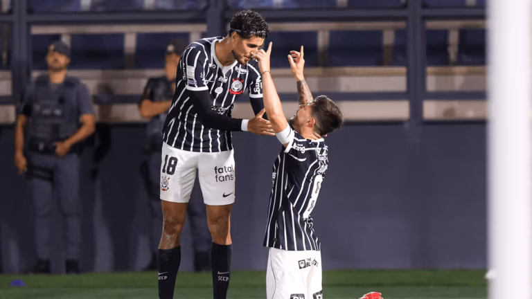 Corinthians aproveita erro de Volpi, vence o Bragantino e reage no Brasileirão