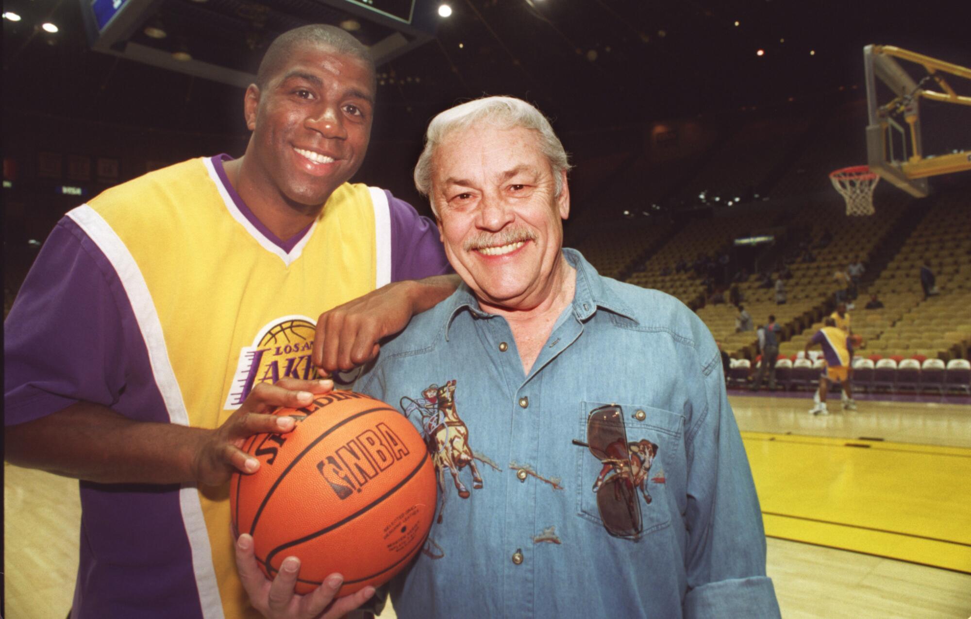 Magic Johnson e Jerry Jones (Foto: LA Times)