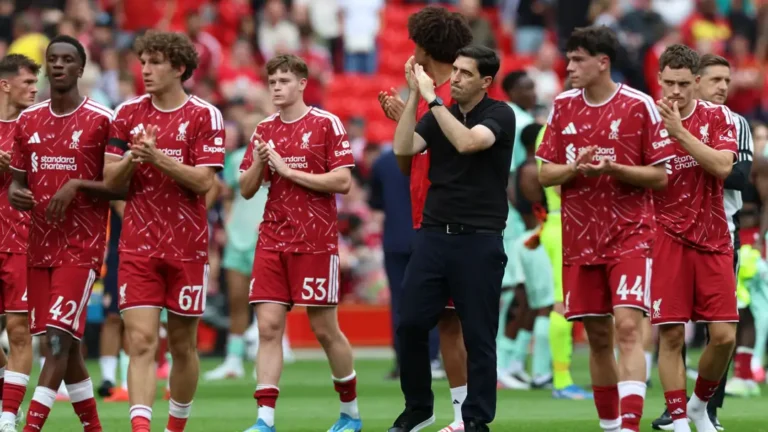 Liverpool ainda sofre com erros do mercado e problemas voltam a aparecer na Premier League; veja