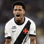 Jogador do Vasco, Brenner comemorando gol contra Fluminense