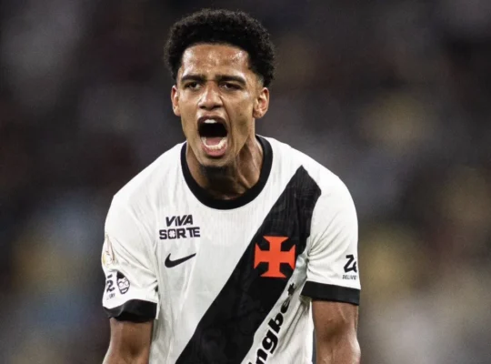 Jogador do Vasco, Brenner comemorando gol contra Fluminense