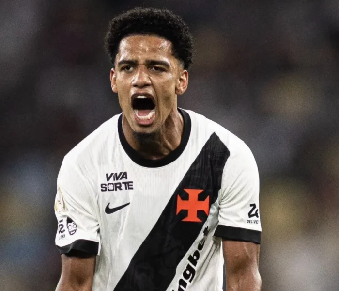 Jogador do Vasco, Brenner comemorando gol contra Fluminense