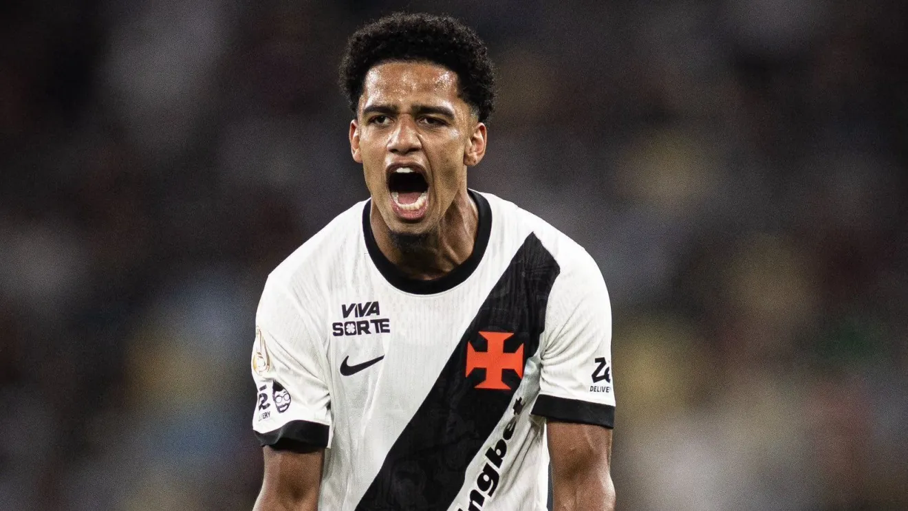 Jogador do Vasco, Brenner comemorando gol contra Fluminense