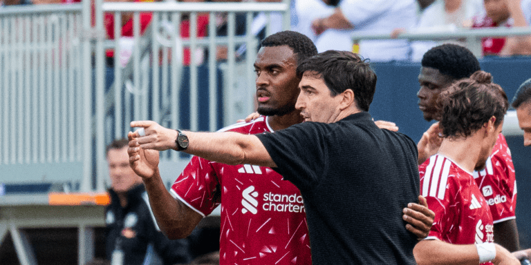 Ryan Gravenberch, Andoni Iraola, Liverpool. Foto:  Richard Nichols/NurPhoto via Getty Images.