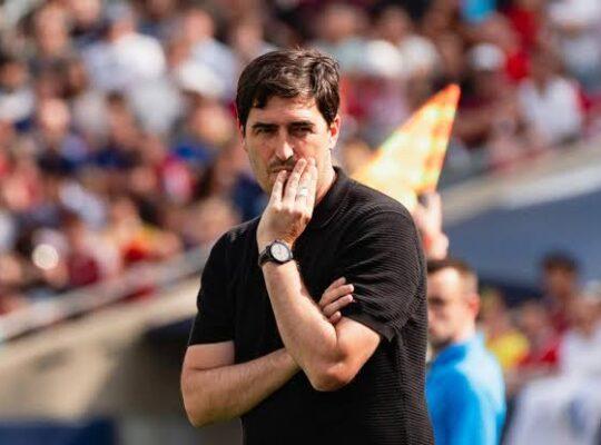 Andoni Iraola treinando o Liverpool