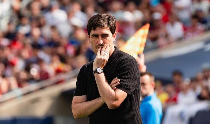 Andoni Iraola treinando o Liverpool