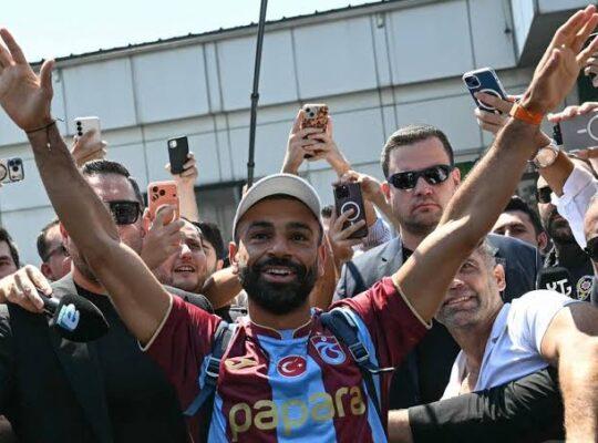 Salah saudado pela torcida do Trabzonspor