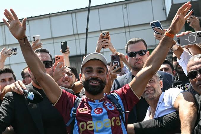 Salah saudado pela torcida do Trabzonspor