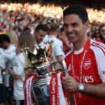 Arteta segurando taça da Premier League de 2025/26, conquistada pelo Arsenal