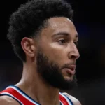 Simmons pode voltar.
