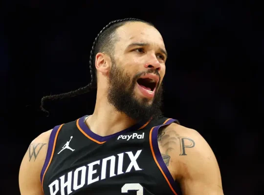 Suns renova com Brooks.