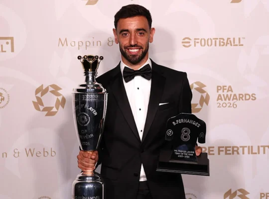 Bruno Fernandes vencendo prêmio da FWA