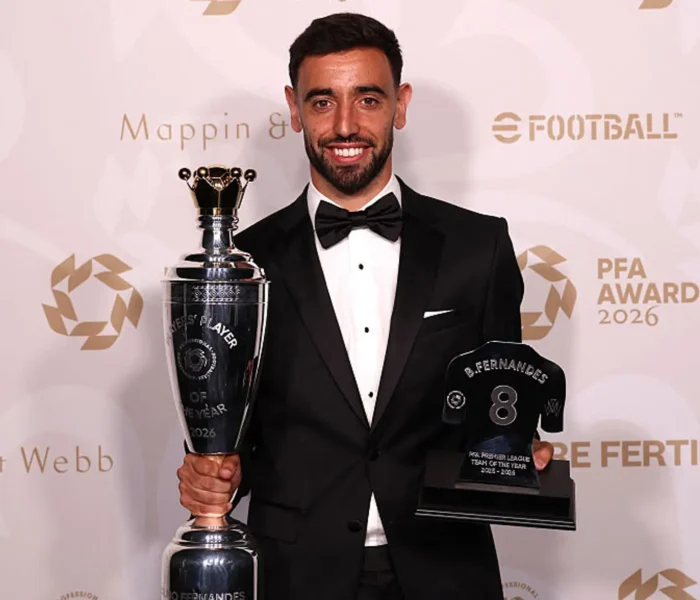 Bruno Fernandes vencendo prêmio da FWA