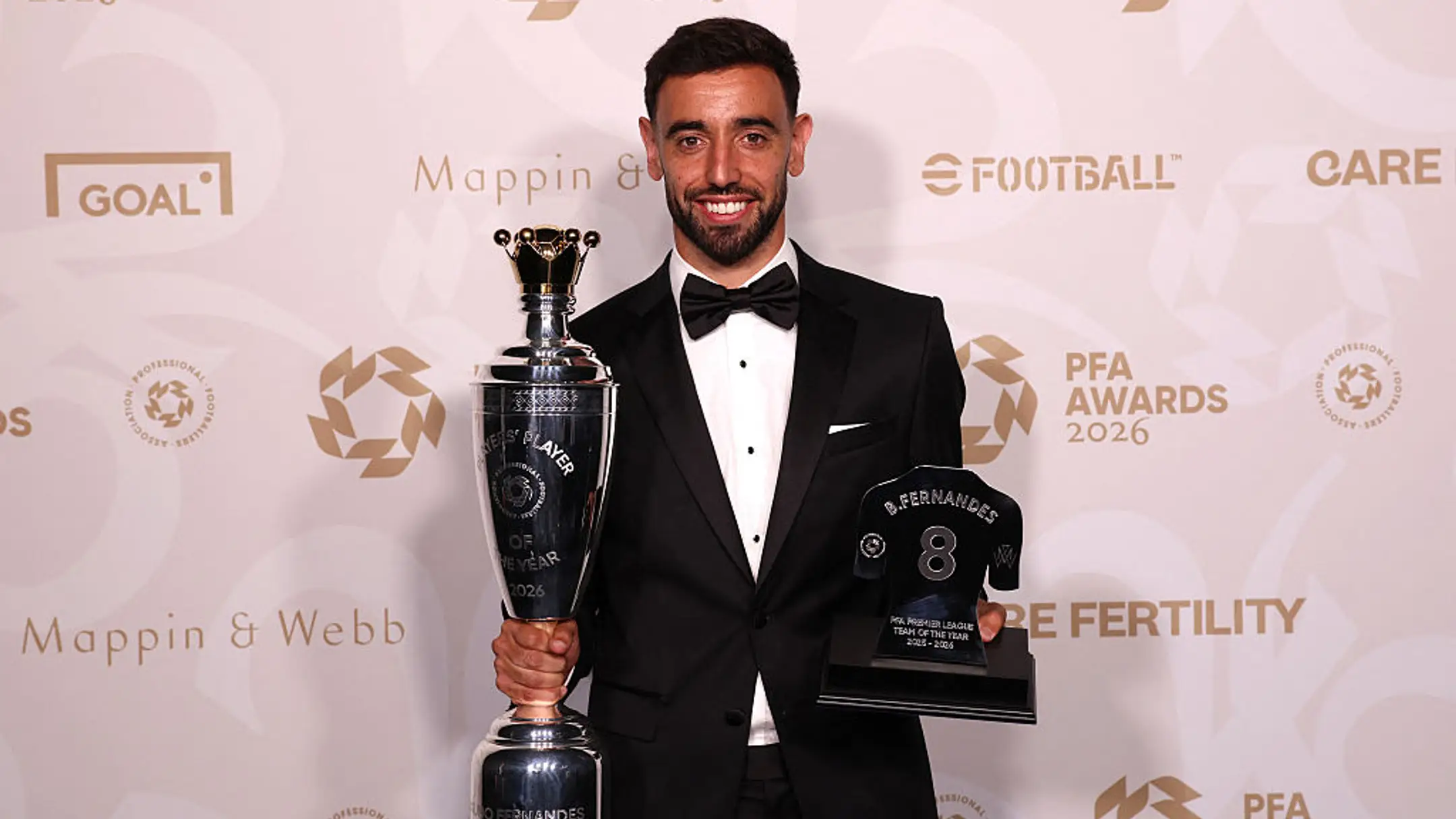 Bruno Fernandes vencendo prêmio da FWA