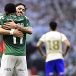 Mauricio e Arias se abraçam em gol do Palmeiras