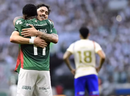 Mauricio e Arias se abraçam em gol do Palmeiras