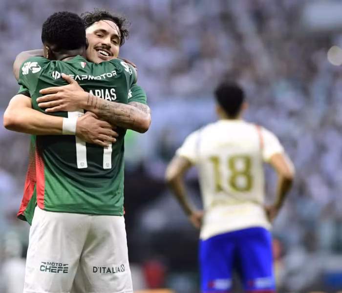 Mauricio e Arias se abraçam em gol do Palmeiras