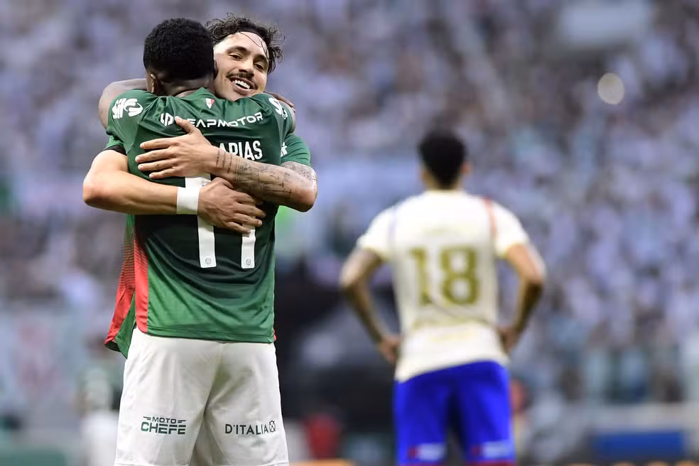 Mauricio e Arias se abraçam em gol do Palmeiras