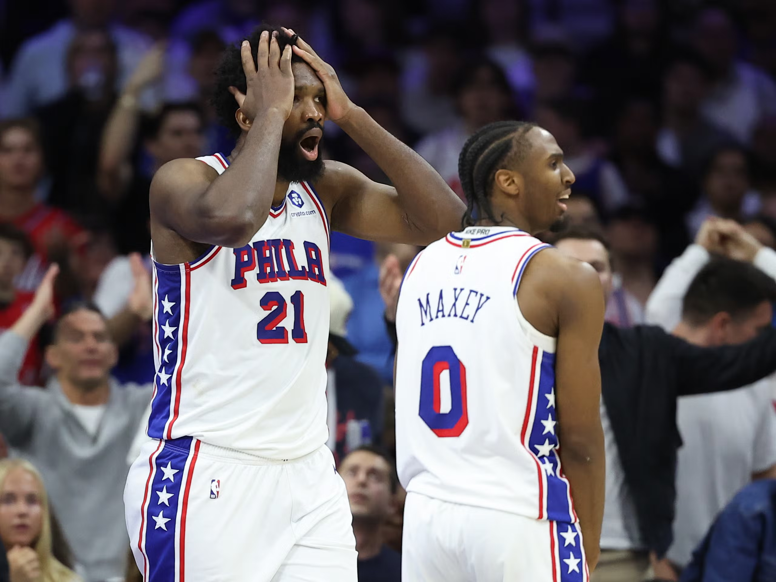 Joel Embiid e Tyrese Maxey (Foto: Bill Streicher-Imagn Images)