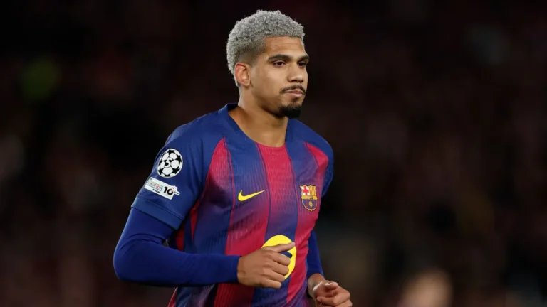 Saída de Araújo muda os planos do Barcelona, que volta ao mercado por zagueiro
