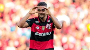 Com show de Samuel Lino, Flamengo derrota Botafogo no clássico e se isola na 2ª posição do Brasileirão