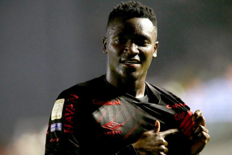 Com estratégia perfeita, Viveros faz 2 e Athletico vence o Santos na Vila 
