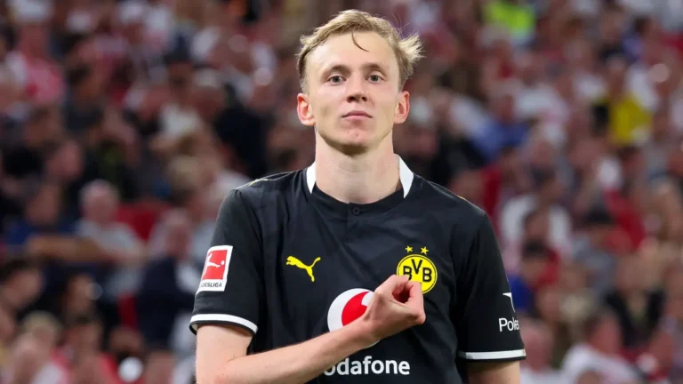 Borussia Dortmund vence o Stuttgart e assume liderança da Bundesliga