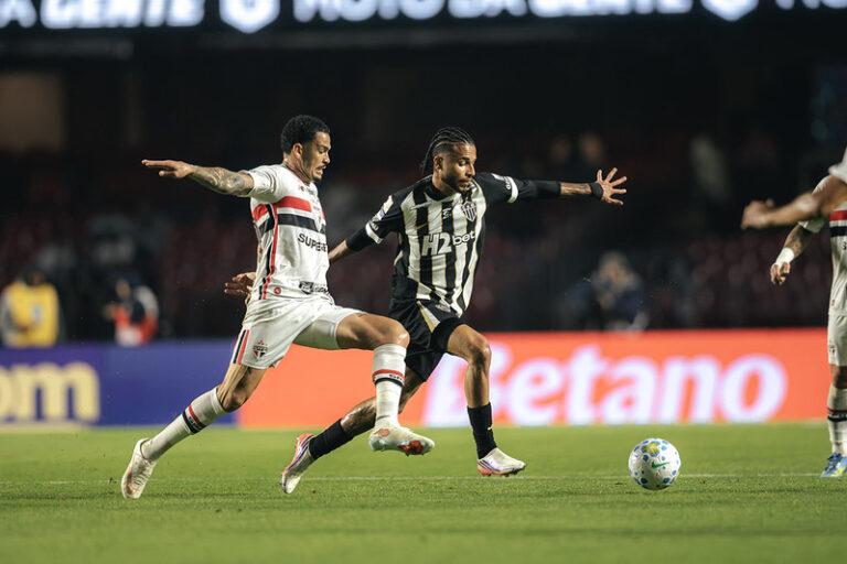 Com dedo de Dorival, São Paulo vence Atlético-MG e respira no Brasileirão