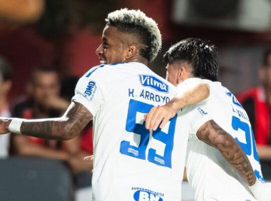 Cruzeiro vence Vitória no Barradão