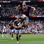 Buendía comemora gol marcado pelo Aston Villa sobre o Tottenham