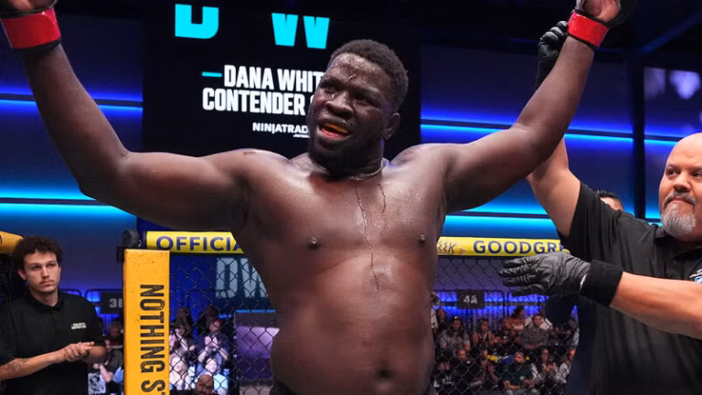 Dana White surpreende e assina peso-pesado após detonar sua atuação no Contender Series