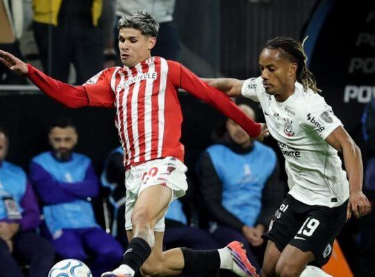 Estudiantes vence Corinthians e avança na Libertadores