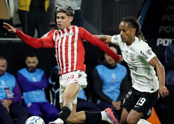 Estudiantes vence Corinthians e avança na Libertadores