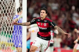 Flamengo derrota Bragantino e segue na liderança do Brasileirão
