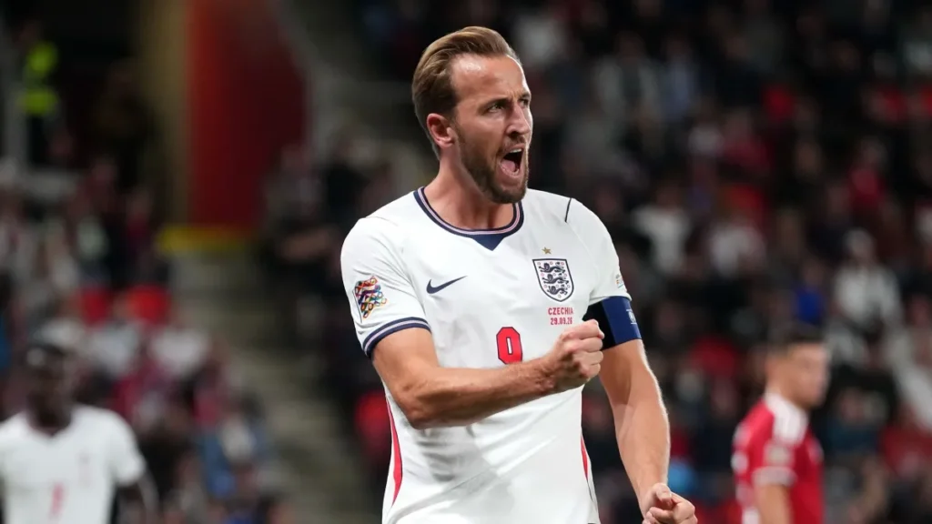 Com um a mais, Inglaterra domina a República Tcheca e vence fora de casa