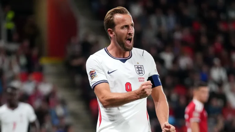 Com um a mais, Inglaterra domina a República Tcheca e vence fora de casa