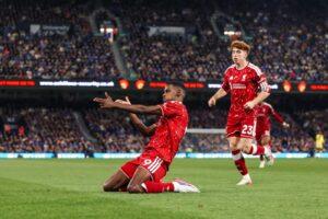 Isak marca duas vezes, Liverpool derrota o Ipswich Town e vence a primeira na Premier League