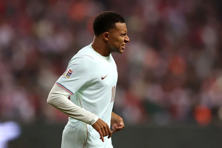 Kylian Mbappé garante vitória da França sobre a Turquia, mas sai de campo lesionado