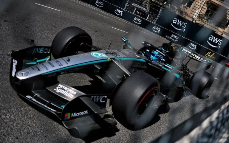 Russell conquista a pole em Baku e tem a chance de se aproximar da liderança do campeonato após problemas com Antonelli
