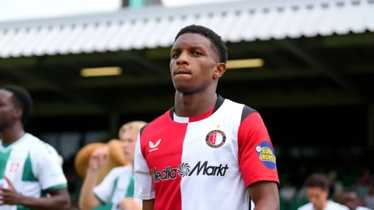 Novo Alexander-Arnold? Liverpool mira lateral que brilha no Feyenoord; confira