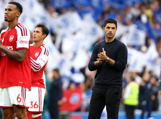 Arsenal derrota para Brighton. Arteta triste na foto