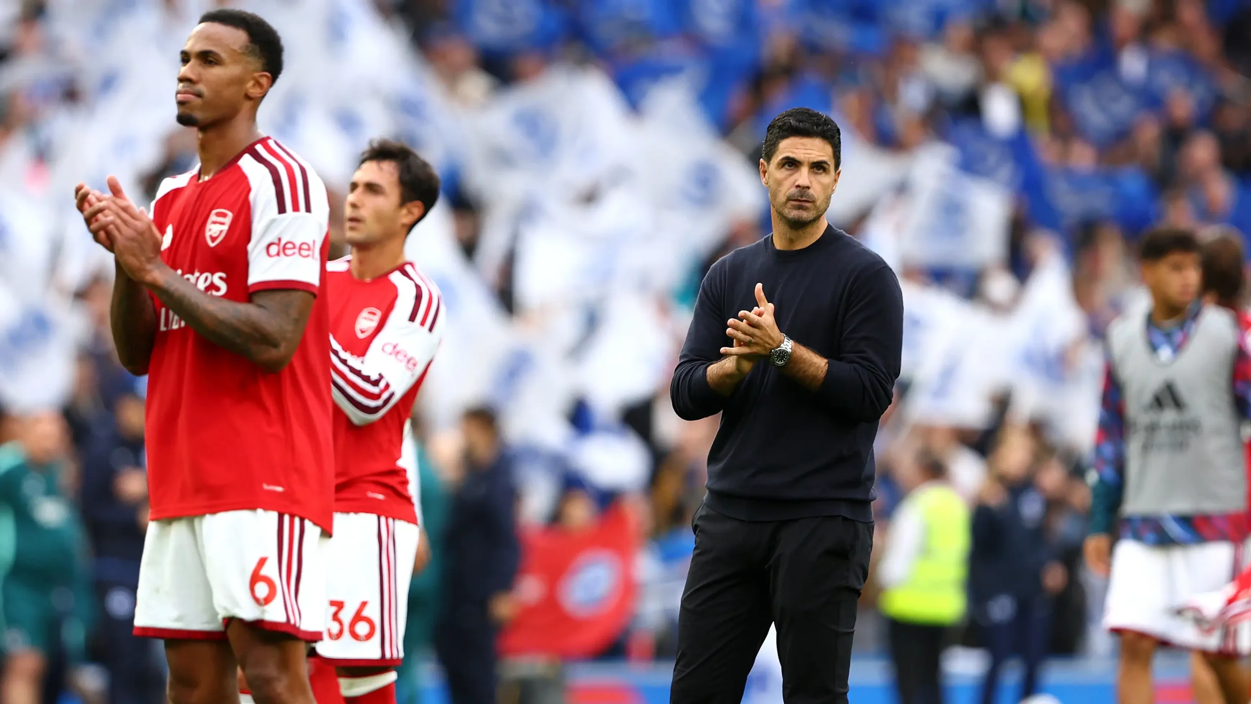 Arsenal derrota para Brighton. Arteta triste na foto