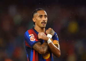 Barcelona vira sobre Sevilla com show de Raphinha, artilheiro do futebol mundial