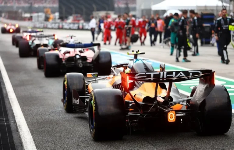 Falha de software atrasa GP de Sepang e provoca críticas de pilotos da Fórmula 1