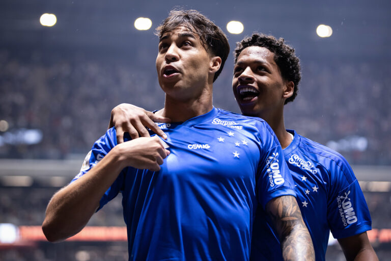 Kaio Jorge brilha novamente, e Cruzeiro derrota Atlético-MG na Arena MRV