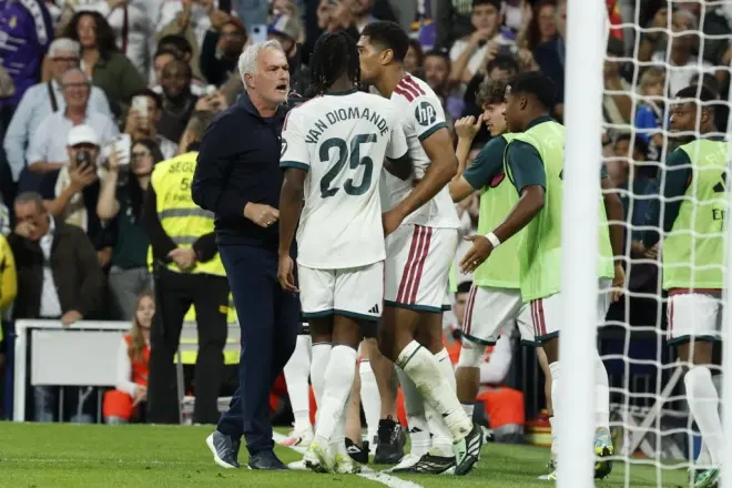 Mourinho tenta conter crise no Real Madrid após expulsão de Vini Jr. e revolta com arbitragem