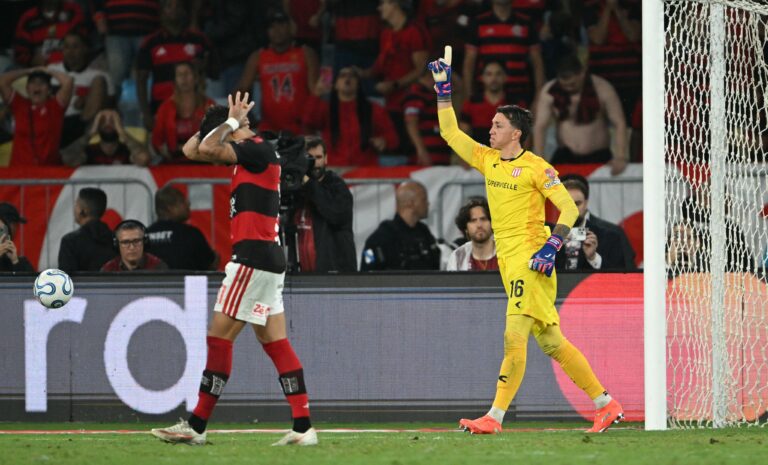 Estudiantes segura empate com um a menos, Muslera salva nos pênaltis e elimina o Flamengo no Maracanã