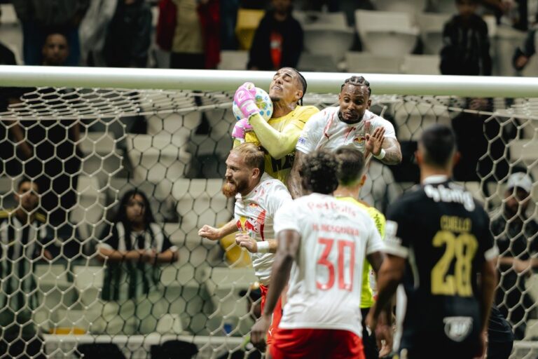 Delfim salva o Atlético, mas equipe precisa ser mais eficiente para crescer na reta final da temporada; confira a análise