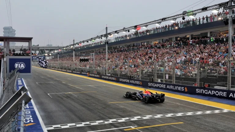 Verstappen vence sprint caótica em Singapura; Bortoleto abandona após acidente